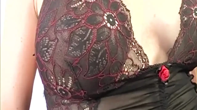 Olgun esmer orta yaşlı seksi kadın derin dölleme için yalvarıyor