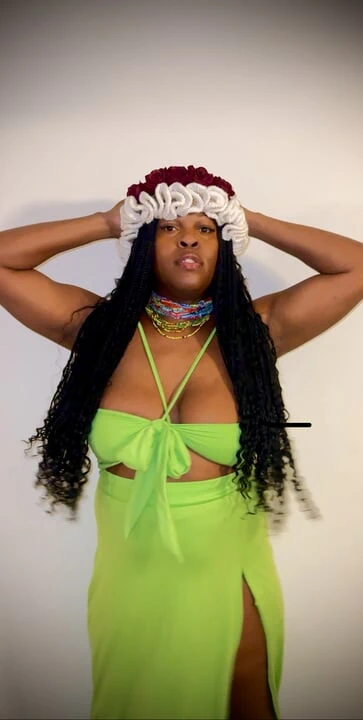 Zenci iri güzel kadın erkek avcısı kendi meme uçlarını emiyor