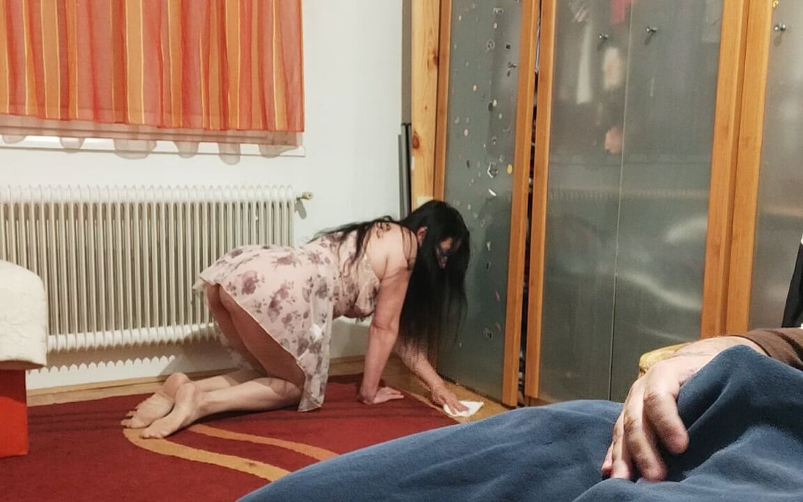 Seksi üvey anne odayı temizliyor sikiliyor ve dölleniyor