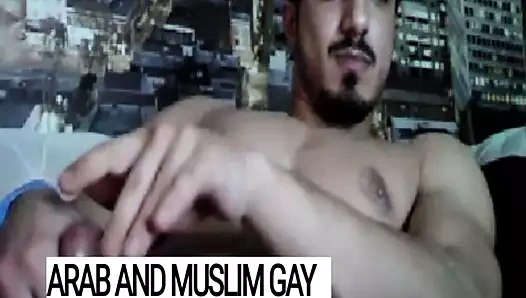 Yakışıklı kaslı Arap maço herif mastürbasyon yapıyor - Arap gay