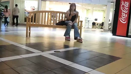 Lilly alışveriş merkezinde ayaklarıyla oynuyor