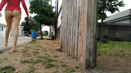 Evli kadın sokakta külotsuz yürüyor