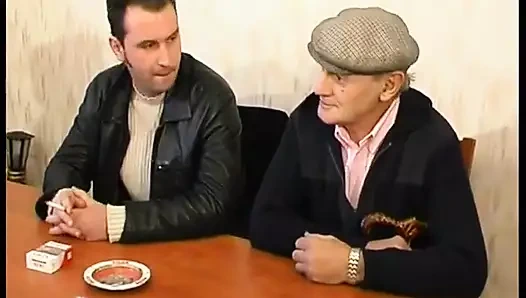 Büyük memeli olgun sürtük papy ve arkadaşları tarafından sert grup seks yapıyor