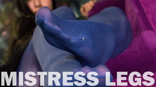 metresi ayak kızdırmak içinde mavi külotlu çorap ve sarkan yüksek topuklu