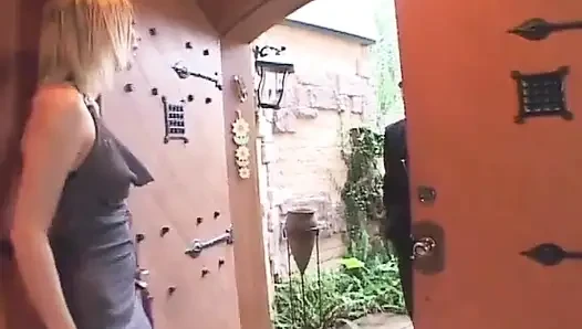 Muhteşem sarışın ateşli sikiş sonrası göğüslerini spermle kaplıyor