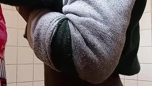 Hizmetçi temizlik yaparken kendini sikiyor