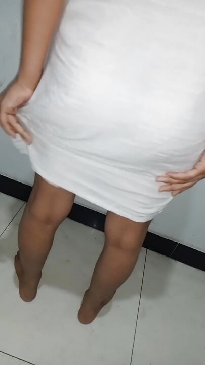 Büyük memeli Hintli orta yaşlı seksi kadın amını yaşlı adam tarafından siktiriyor