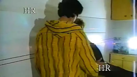 Ateşli İtalyan genç kız iki azgın adam tarafından sikiliyor ve sikiliyor - seks