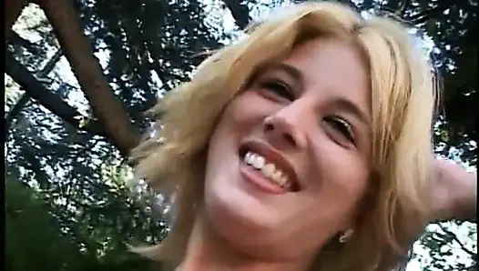 Expirienced güzel sarışın götünü ve amcığını geniş açıyor