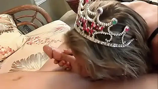 Seksi iç çamaşırlı ateşli sarışın hatun harika bir sakso çekiyor