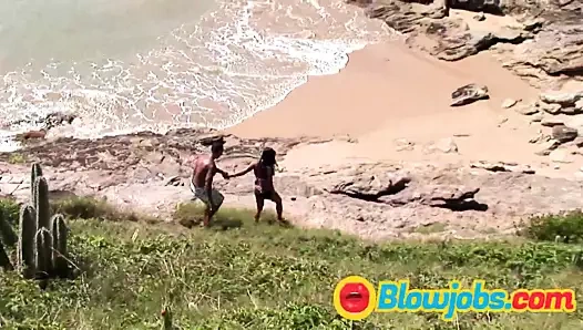 Küçük memeli esmer kadın siyah yarağa binmeyi seviyor