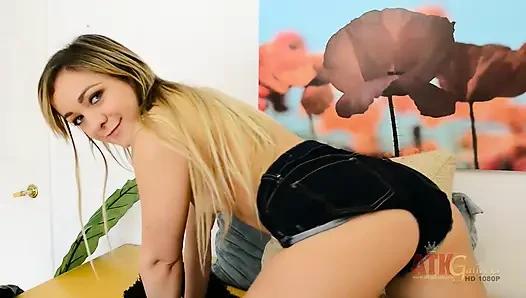 Cleo Vixen solo: küçük dik memeler, pembe amcık azdırma ve bacak açma