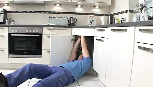 Büyük memeli Alman ev hanımı mutfakta yarağa biniyor