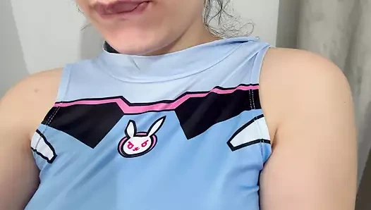 Macar kız amına beyaz krem sokuyor ve orgazm olana kadar mastürbasyon yapıyor