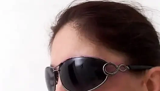 Olgun esmer kadın memeyle muamele çekiyor ve boşaltıyor