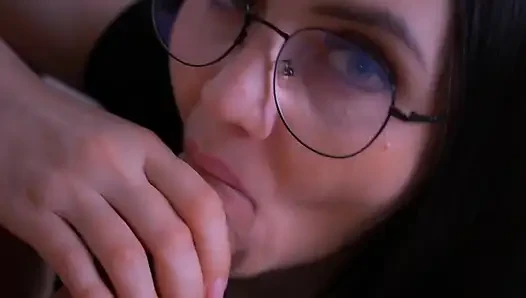 Kadın kaygan yarak emiyor