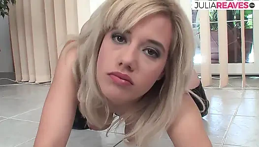 Sarışın hatun büyük bir yarağı emiyor ve sonra profesyonel gibi biniyor