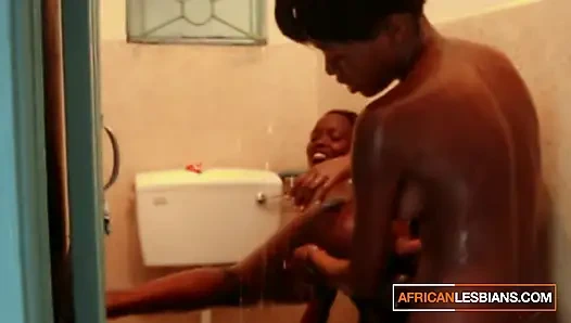Sıska zenci lezbiyenler sabunlu duş alıyor ve ıslak amcık yalamak için dalıyor