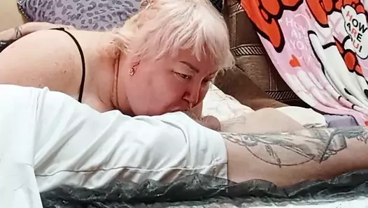 Kız arkadaş parmaklıyor ve ağzına boşalarak sakso çekiyor