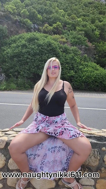 Трахаю себя пальцами на публике