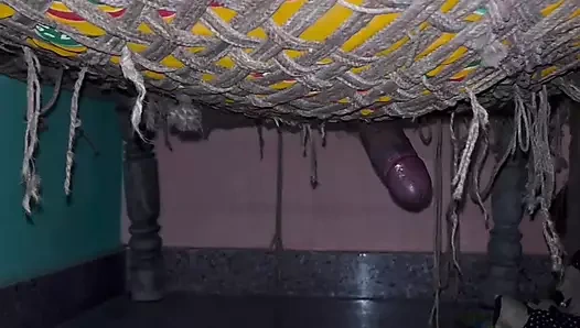 Hintli oğlan yatağı kullanarak seks yapıyor