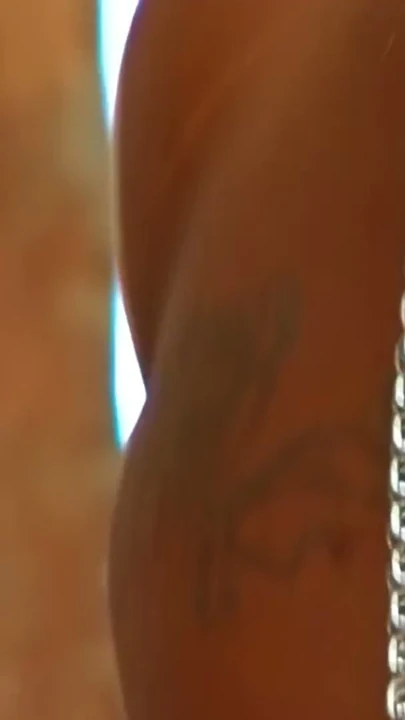 Büyük memeli, günlerdir sikişmeyen bir büyük zenci yarağı ve gerçekten sert bir ihtiyacı olan orta yaşlı seksi kadın! | Klip 1