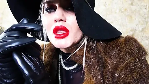 Kürk manto ve deri eldivenler giyen femme fatale