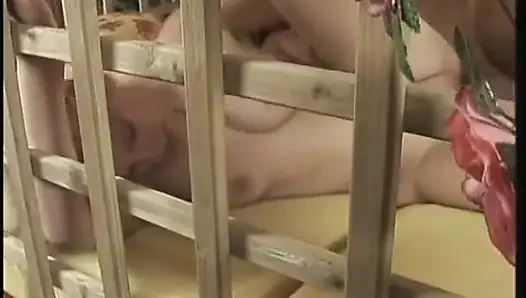 Genç seksi sarışın sevgilim egzotik bir yatak odasında mahvediliyor