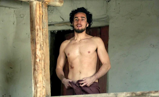 Ünlü oyuncu adam bakri gömleksiz