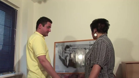 Olgun çift amcık yalıyor büyük memeli orta yaşlı seksi kadın yarak emiyor