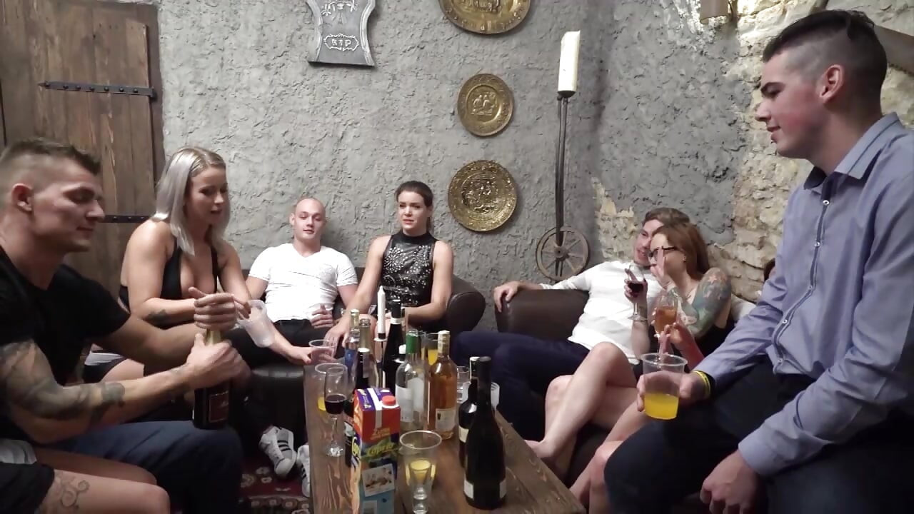 Sikilen ve sodomize edilen güzel kızlarla gerçek sadomasochist grup seks