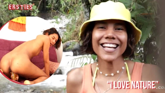 Ersties - ateşli esmer kanepede dildoyla boşalıyor