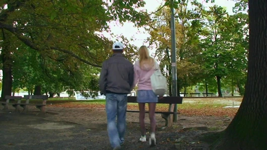 Sarışın saçlı tatlı Alman genç kız herkesin içinde sikiliyor