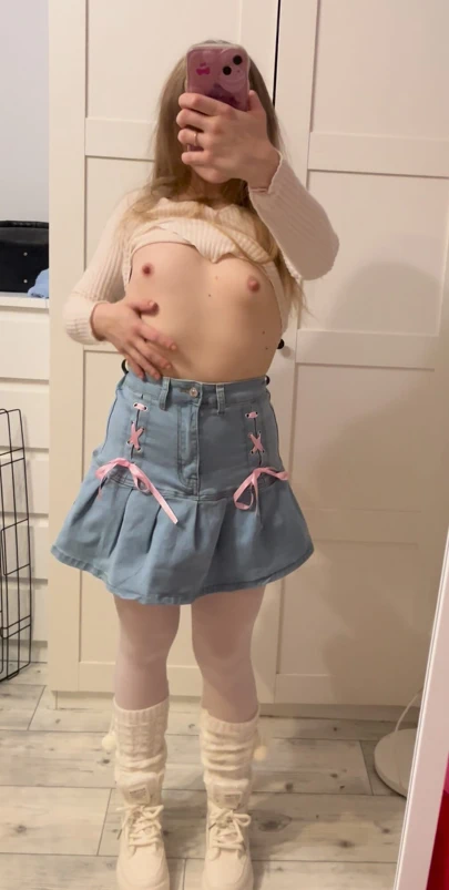 Tatlı kız göğüslerini gösteriyor