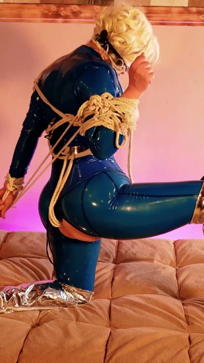 Lateks derleme videolarında 1 saatlik esaret - sarışın orta yaşlı seksi kadın Arya Grander | Klip 1