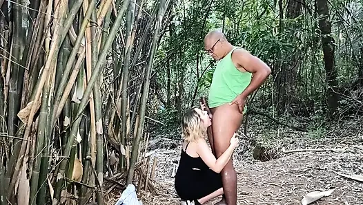 Büyük zenci yarağı ile parkta ağaçların arkasında sikişiyor