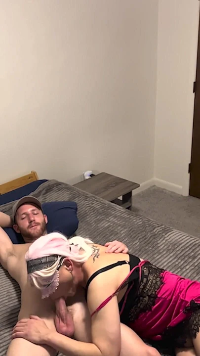 Süper seksi Meksikalı kadın kılıklı yarak emiyor - derleme 4
