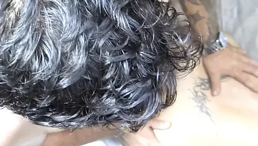 Ev yapımı anal seks yaparak doğal esmerin içine boşalması için götünü kırdım
