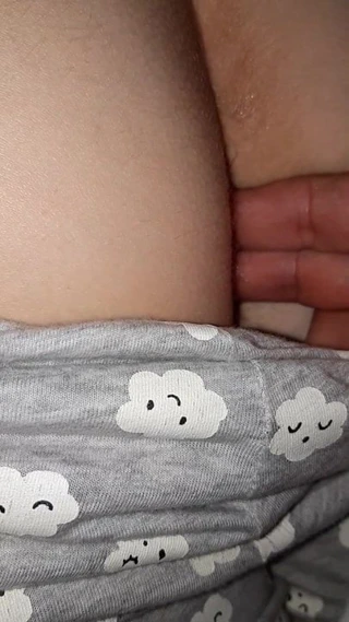 Je lui doigte son trou du cul poilu