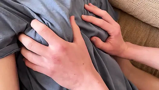 Sürtük üvey kız kardeşim genç göğüslerine boşalmama izin veriyor, hassas elle muamele