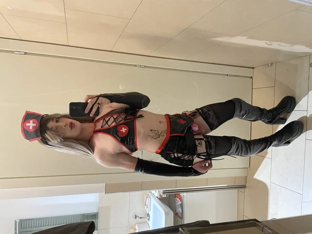 31 talimatı: Bekaret kemeri içindeki kadın kılıklı hemşire sana nasıl iyi bir kadın kılıklı olunmasını öğretiyor