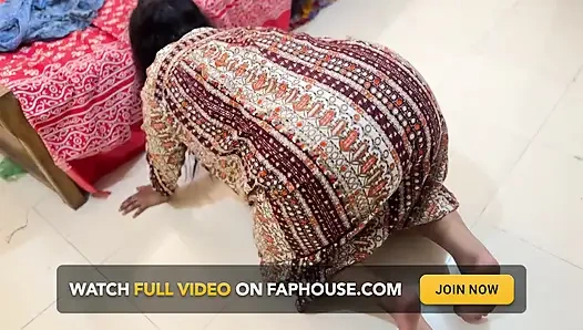 Büyük götlü Mısırlı ateşli hizmetçi yatağın altında sıkışıyor ve götünü çıplak yapıyor