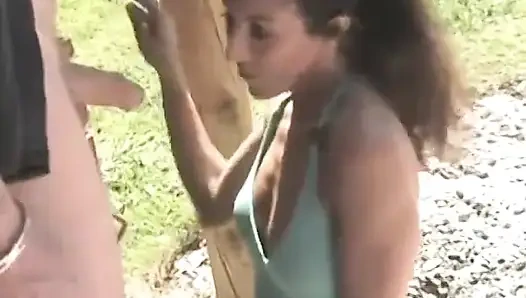 Esmer kadın her şeyi yapıyor