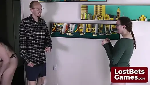 Oyuncular ve ilk Striptiz Kaya Kağıt Makas oyunu