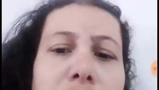 Roberta mostrando peitinho na live