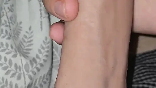 Üvey anne üvey oğlunun ereksiyon olduğunu gördü ve sikine mastürbasyon yapıyor