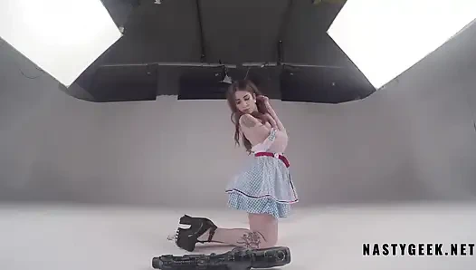 Azgın Alice harikalar diyarında striptiz yapıyor ve kamerada fışkırtıyor