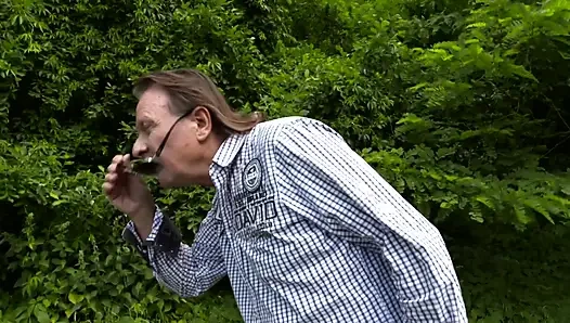 Genç büyük götlü esmer kız için büyük yaşlı yarak çıplak yatıyor ve açık havada bronzlaşıyor