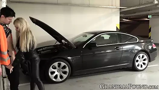 Olgun sarışın üfleme ve binicilik genç horoz için sıcak jizz