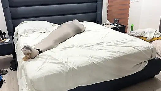 Külotlu çoraplı koza içinde mumyalanmış naylon içinde kaplanmış savunmasız